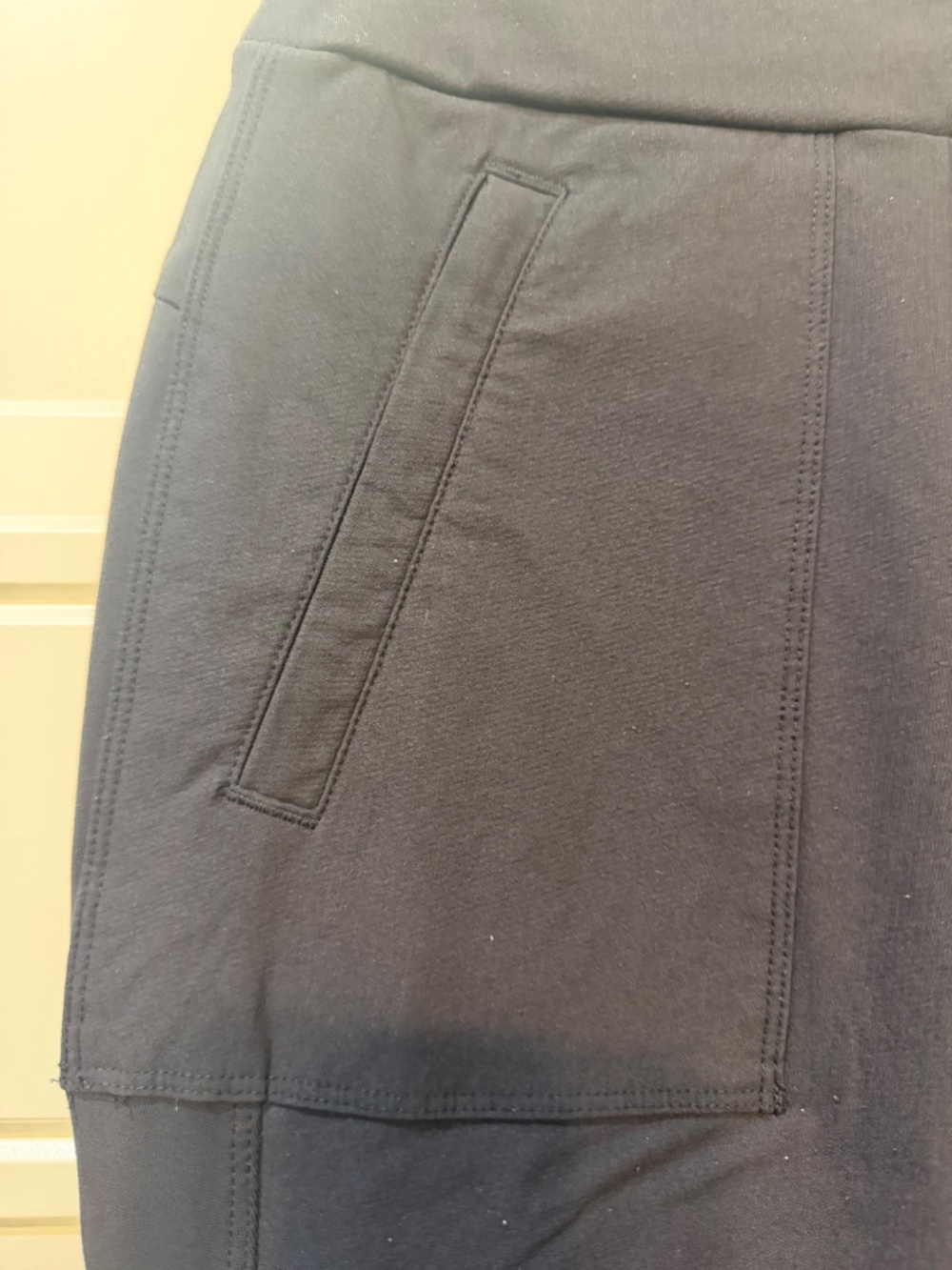 Athleta Headlands Hybrid Cargo Tight - Picture 4 of 4